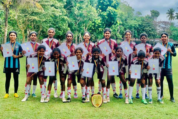 தேசிய மட்ட பெண்கள் உதைபந்தாட்டம் மகாஜன இரு அணிகளும் சாம்பியன்